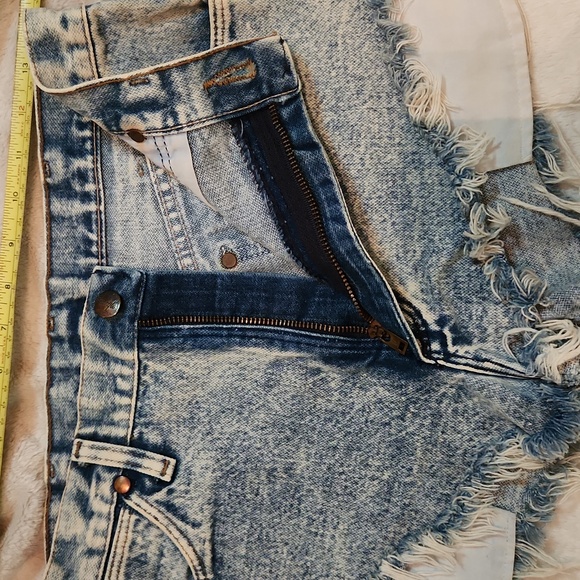 Vintage Wrangler acid wash distressed jean shorts - Picture 3 of 8